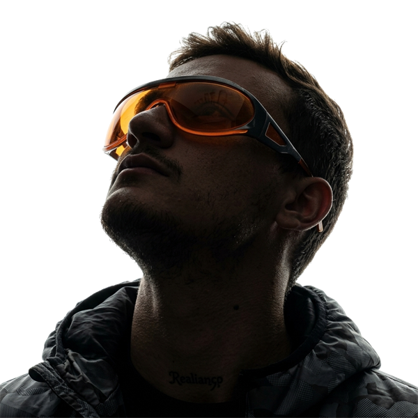 Fundador da Nexus Lab, de óculos laranja, olhando para cima
